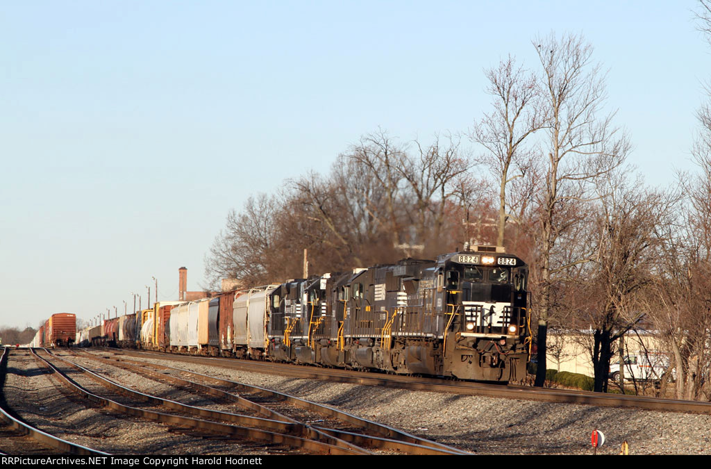 NS 8824 leads 4 other locomotives and train 158 northbound